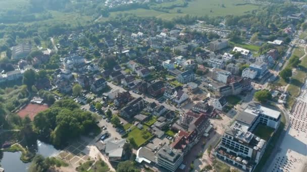 Avión no tripulado aéreo volando sobre la ciudad de Scharbeutz en Alemania, círculo pan, día — Vídeo de stock