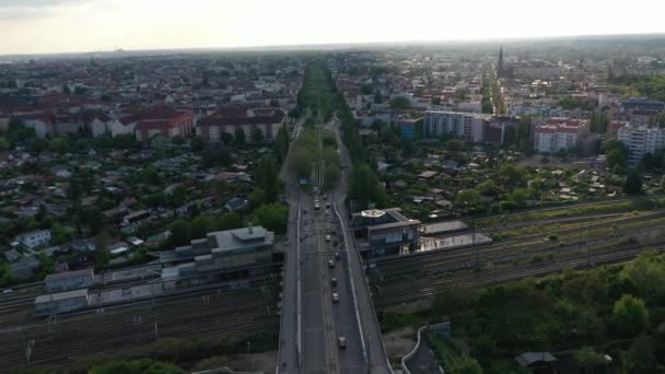 Orbite aérienne en fin d'après-midi autour du pont de Bosebrucke s'étendant sur plusieurs voies ferrées. Vue panoramique sur la grande ville. Berlin, Allemagne — Video