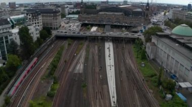 Demiryolu üzerinde ilerleyin. Hamburg Hauptbahnhof tren istasyonunun tarihi yapısını ortaya çıkarın. Özgür ve Hanseyatik Şehir Hamburg, Almanya