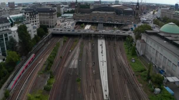 Avante voar acima de trilhos ferroviários. Incline-se revelar de edifício histórico de Hamburgo Hauptbahnhof estação ferroviária. Cidade Livre e Hanseática de Hamburgo, Alemanha — Vídeo de Stock