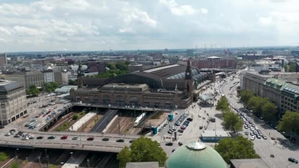Vuele alrededor del edificio histórico de Hamburgo Hauptbahnhof. Vista aérea de la gran estación de tren y el tráfico pesado en las calles de los alrededores. Ciudad Libre y Hanseática de Hamburgo, Alemania — Vídeo de stock
