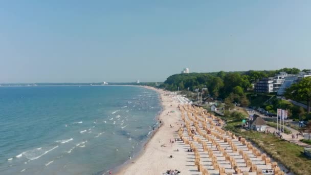 Літній бальзамний пляж у Шарбеці, Німеччина, з пляжними кріслами та туристами на піску, вперед, день. — стокове відео