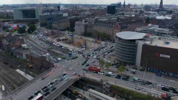 Flybilde av biler som kjører gjennom et fleran veikryss i byen i rushtiden. Byggeplassen ved siden av krysset. Den frie og hanseatiske byen Hamburg, Tyskland – stockvideo