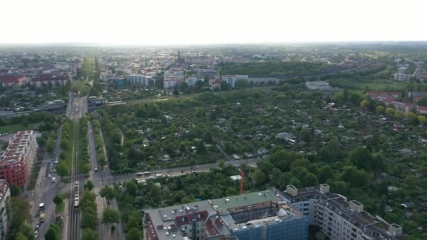 Vlieg boven moestuinen in de buurt van Bosebrucke brug. Kleine huisjes en groene vegetatie in grote stad. Uitzicht tegen de middagzon. Berlijn, Duitsland — Stockvideo