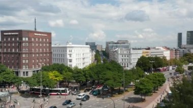 Şehirdeki caddelerin üzerinde ilerliyorlar. Alışveriş caddesinde yürüyen insanlar. Özgür ve Hanseyatik Şehir Hamburg, Almanya