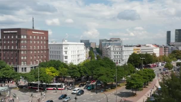 Voorwaarts vliegen boven straten in de stad. Mensen die in de winkelstraat lopen. Vrije en Hanzestad Hamburg, Duitsland — Stockvideo