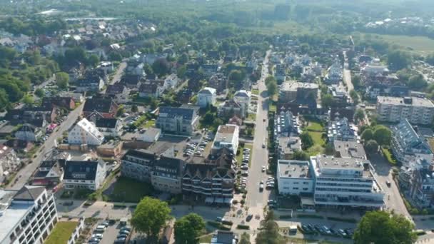 Vista aérea da área residencial pela costa do mar Báltico praia turística em Scharbeutz, Alemanha, círculo pan, dia — Vídeo de Stock
