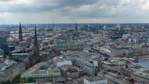 Een baan om het gemeentehuis met hoge toren en groen dak. Luchtfoto van bezienswaardigheden in Altstadt district. Vrije en Hanzestad Hamburg, Duitsland — Stockvideo