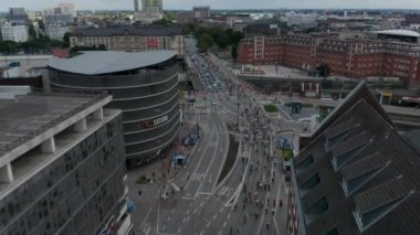 Şehirdeki kavşaktan geçen büyük bir grup motorcunun üzerinden uçacağız. LGBT topluluğunun sembolü olarak gökkuşağı bayrakları taşıyor. Özgür ve Hanseyatik Şehir Hamburg, Almanya
