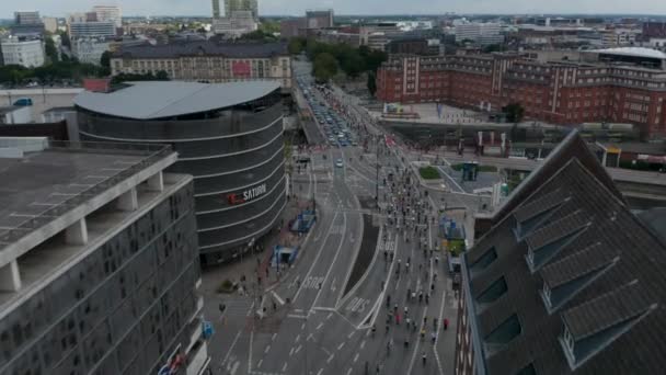 Latać nad dużą grupą rowerzystów jadących przez skrzyżowanie dróg w mieście. Trzymanie tęczowych flag jako symbolu społeczności LGBT. Wolne i hanzeatyckie miasto Hamburg, Niemcy — Wideo stockowe
