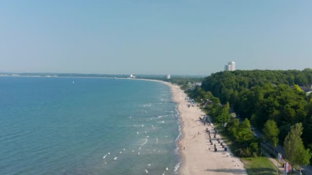 德国Scharbeutz海滩海岸线的航拍图，夏季玩具娃娃 — 图库视频影像