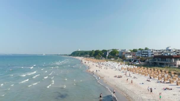 Vagues s'écrasant contre la plage touristique de Scharbeutz, Allemagne, journée ensoleillée — Video