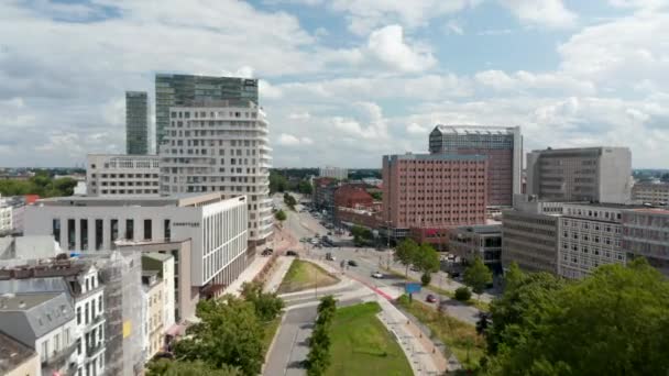 Voorwaarts vliegen boven brede straat in stedelijke wijk met verschillende gebouwen. Vrije en Hanzestad Hamburg, Duitsland — Stockvideo