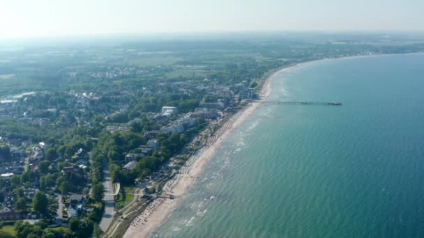 Prachtig uitzicht op de Oostzeekust in Scharbeutz, Duitsland, cirkelvormige pan, zonnige zomerdag — Stockvideo