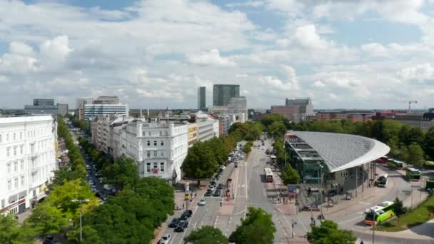 Înainte zboară deasupra străzii căptușite cu plumb verde. Zboară de-a lungul terminalului modern de transport public. Orașul liber și hanseatic Hamburg, Germania — Videoclip de stoc