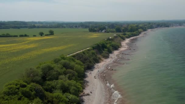 Сценический вид на побережье Балтийского моря в Германии, полет вперед, спуск на туристический пляж, день — стоковое видео