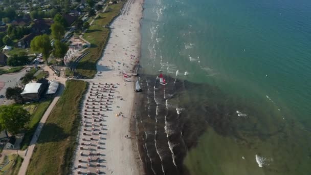 Veduta aerea drone di due barche a vela in spiaggia turistica sulla costa del Mar Baltico, Scharbeutz, Germania, cerchio pan, giorno — Video Stock