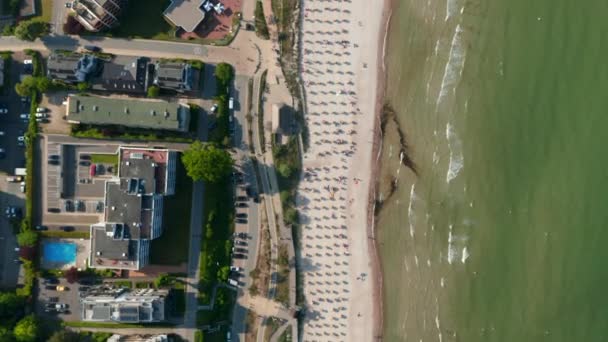 Aves aéreas vista arriba hacia abajo vista de la playa turística en Scharbeutz, Alemania, Mar Báltico, adelante, día — Vídeo de stock