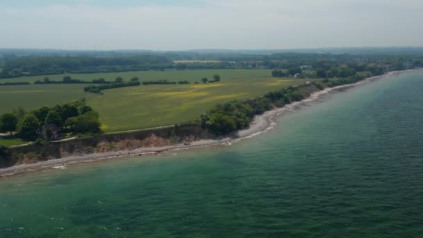 Hoge luchtfoto van vredige kustlijn landschap, Oostzee kustlijn in Brodten, Duitsland, dolly in, dag — Stockvideo