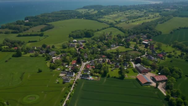 Vista aerea alta che gira intorno a piccole periferie zona residenziale a Brodten, Germania, giorno — Video Stock