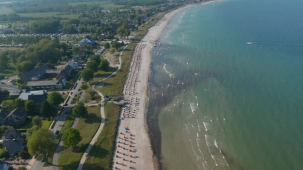 Majestueuze drone uitzicht op reisbestemming toeristische strand aan de Oostzee in Scharbeutz, Duitsland, dolly in tilt naar beneden, dag — Stockvideo