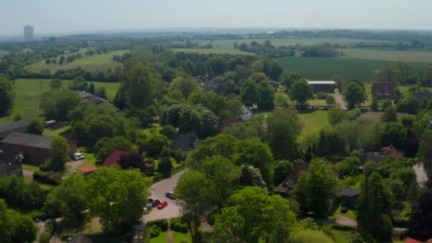 Vista aerea della periferia tranquilla zona quartieri residenziali a Brodten, Germania, giorno — Video Stock