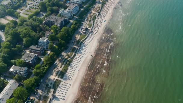 Viaggio sensazionale destinazione estiva alta vista aerea della spiaggia turistica nel Mar Baltico a Scharbeutz, Germania, inclinazione verso il basso a volo d'uccello vista dall'alto verso il basso, giorno — Video Stock