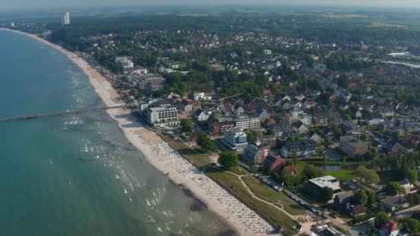 Östersjökusten i Scharbeutz, Tyskland. Flygdrönare flyger över turist havet sommartid strand, dolly i, dag — Stockvideo