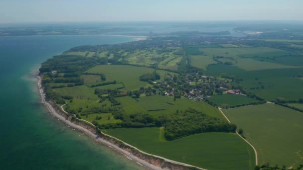 Hög antenn drönare utsikt över Brodten landsbygd landskap med naturskön utsikt över stranden, framåt lutning ner, dag — Stockvideo