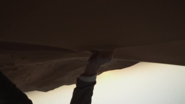 Close-up de areia derramando da mão masculina. A rodar imagens no deserto matinal. Paisagem seca. Marrocos, África — Vídeo de Stock