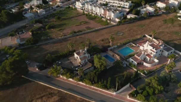Luchtfoto van enkele villa 's met zwembad buiten huis en auto' s geparkeerd en bewegend op straat in Ibiza in Spanje tijdens de avond — Stockvideo