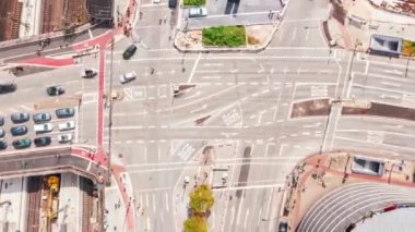 Hava kuşları trafiğin yoğun olduğu saatte yukarıdan aşağı doğru bakıyor. Yüksek hızda atış yapılıyor. Hamburg Hauptbahnhof yakınlarındaki kavşaktan geçen araçlar, Almanya hareket halindeki kentin aşırı geçişi