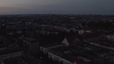 Yavaş ilerleyişler kentsel bölgenin üzerinde uçar. Gün doğmadan caddelerin ve binaların havadan görüntüsü. Berlin, Almanya