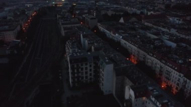 Konut binalarının üzerinde uç. Güneş doğmadan önce şehrin görüntüsünü göster. Renkli alacakaranlık gökyüzü. Berlin, Almanya