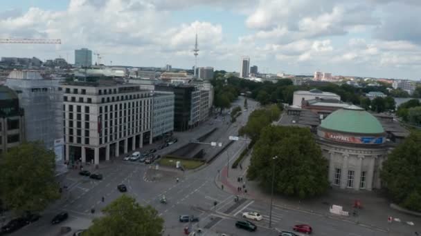 Flyg över breda flerfiliga Main Street leder längs Konstmuseet Hamburger Kunsthalle med Tall Heinrich Hertz Turm TV Tower i bakgrunden. Fria och hanseatiska staden Hamburg, Tyskland — Stockvideo