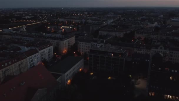 Vola sopra la città addormentata del mattino. Blocchi di edifici residenziali e strade modestamente illuminate da lampioni prima dell'alba. Berlino, Germania — Video Stock