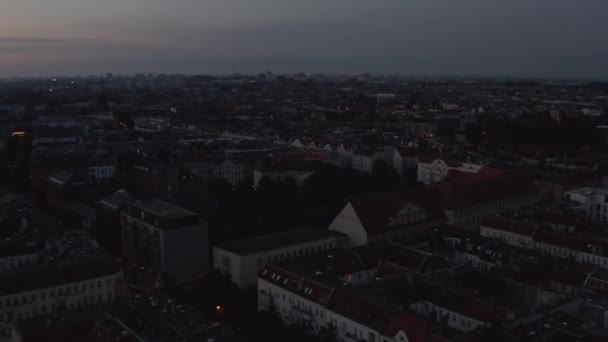 Pomalý vpřed létat nad městskou čtvrtí. Letecký pohled na ulice a budovy ve městě před východem slunce. Berlín, Německo — Stock video