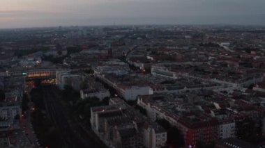 Güneş doğmadan önce büyük bir kasabanın havadan görüntüsü. Şehir merkezinin geniş bir manzarası var. Berlin, Almanya