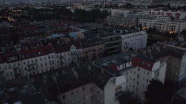 Çok katlı binaların üstünde alçak uçuş. Turuncu sokak ışıklarıyla aydınlatılmış şehir manzarasını gözler önüne serip yaya geçidine doğru ilerliyoruz. Gün doğmadan önce şehir. Berlin, Almanya