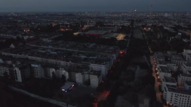Fernsehturm TV kulesiyle sabah şehir manzarası. Gün doğmadan önce sokak ışıklarıyla alçakgönüllülükle aydınlatılan şehir merkezinin üzerinden uç. Berlin, Almanya