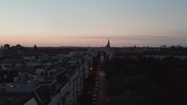 前進は都市部の通りの上を飛ぶ。教会は地平線の夕暮れの空にシルエットを尖塔。ドイツ・ベルリン — ストック動画