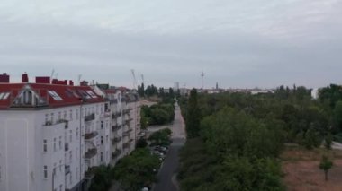 Kentsel çevredeki apartman binalarının etrafında uçun. Çevredeki parklar ve spor alanları. Berlin, Almanya