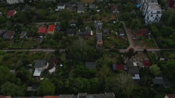 Incline a vista para baixo de casas residenciais com jardins ao lado de edifícios de vários andares na propriedade de habitação. Berlim, Alemanha — Vídeo de Stock