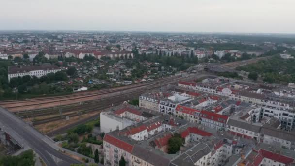 Vpřed klesající záběry prázdné hlavní víceúčelové železniční tratě vedoucí přes velké město. Berlín, Německo — Stock video