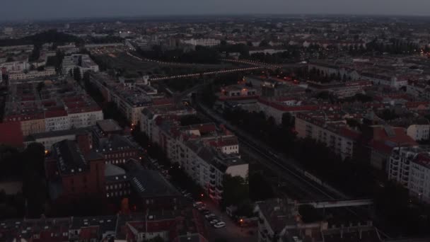 En avant voler au-dessus de la ville du matin. Train circulant sur des voies ferrées traversant un quartier urbain. Berlin, Allemagne — Video