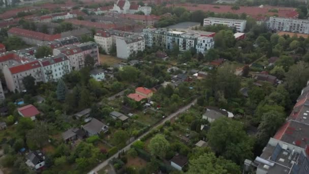 Vista aérea de casas de família com jardins rodeados por edifícios residenciais de vários andares. Revelação para trás da cidade. Berlim, Alemanha — Vídeo de Stock