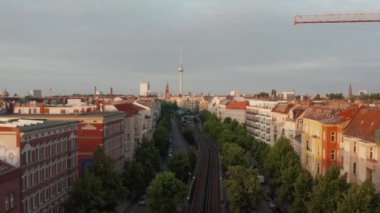 Forwardlar, geniş caddenin üzerinde, kentte demiryolu rayları ile uçuyor. Şehir merkezinin sabah manzarası. Arkadaki Fernsehturm TV kulesi. Berlin, Almanya