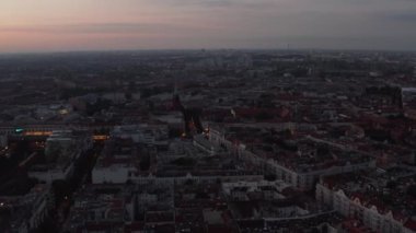 İleri uçaklar sabah şehrin üzerinde uçar. Şehirdeki caddelere ve binalara eğilin. Berlin, Almanya