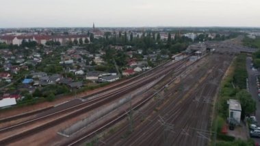 Sbahn treninin çoklu raylı demiryolu hattında sürüşünün takibi. Şehir treninin hava görüntüsü. Berlin, Almanya