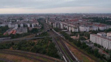 Demiryolu kavşağının havadan görünüşü büyük şehirde kentsel çevre ile çevrilidir. Berlin, Almanya